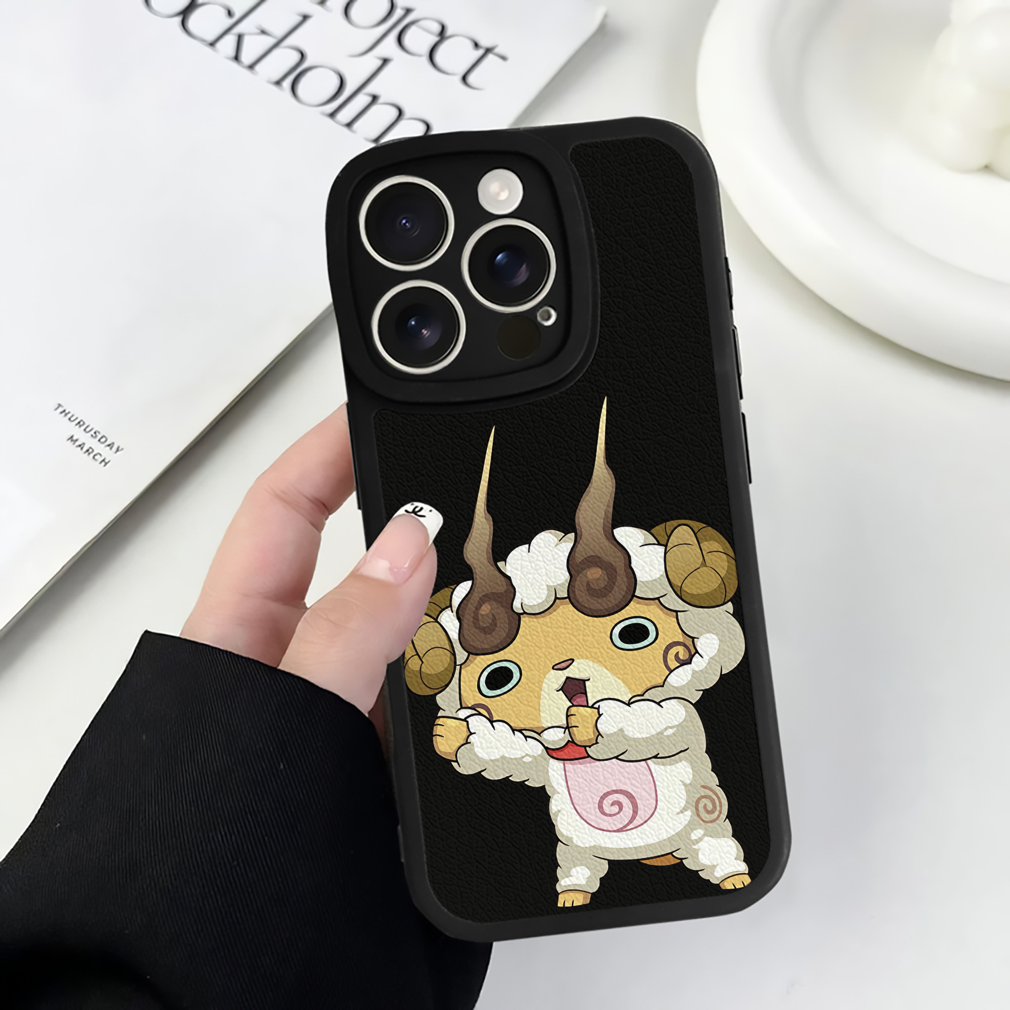 （画像用） 妖怪ウォッチ Yo-kai Watch 【iPhone 16シリーズ対応】シリコンスマホケース（レザー調） 材質：シリコン